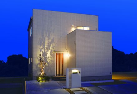 夕暮れに浮かぶ美しいフォルム　自分たちサイズのデザイン住宅