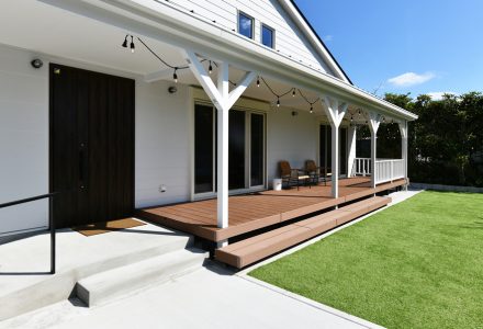 ヤシの葉揺れる 海辺のサーファーズハウス