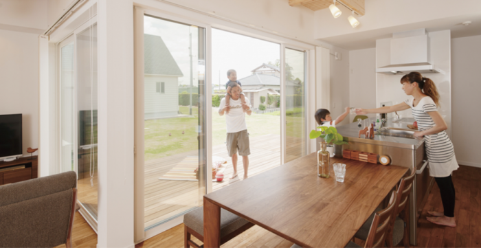 海辺でサーフィンを愉しむシンプルでかっこいい平屋の家