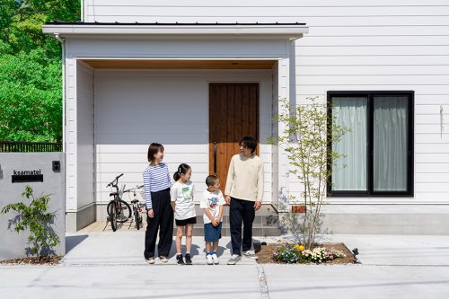 家族の絆育む　シンプルスタイルの白い家