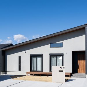 片流れ屋根の平屋の外観