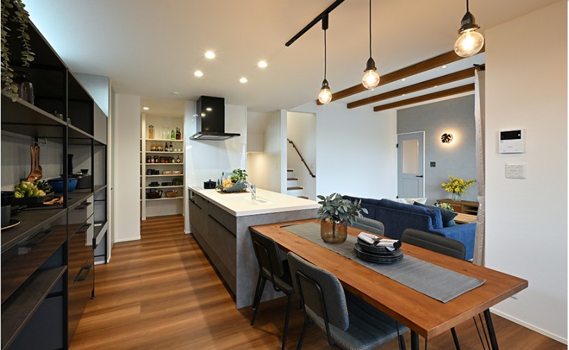 ウッドデッキのようなタイルデッキの施工例