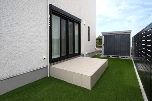 光と影が織りなす白×黒　シンプルスタイルの家