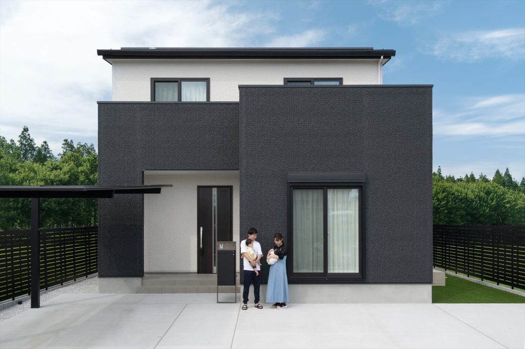 光と影が織りなす白×黒　シンプルスタイルの家