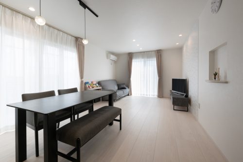 光と影が織りなす白×黒　シンプルスタイルの家