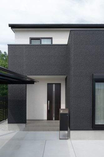 光と影が織りなす白×黒　シンプルスタイルの家