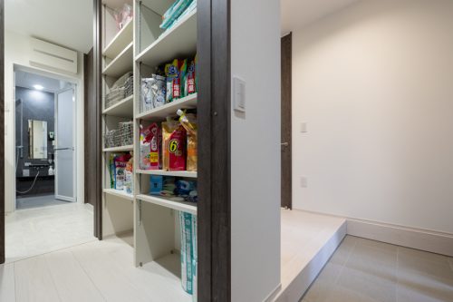 光と影が織りなす白×黒　シンプルスタイルの家