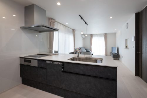 光と影が織りなす白×黒　シンプルスタイルの家