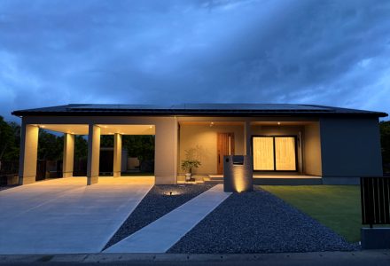 グレーと木目が調和する　平屋のガレージハウス