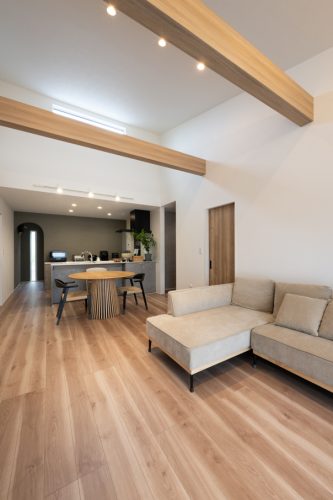 グレーと木目が調和する　平屋のガレージハウス