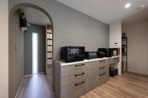 グレーと木目が調和する　平屋のガレージハウス