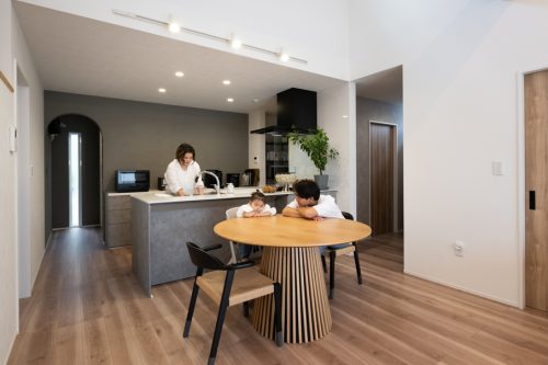 グレーと木目が調和する　平屋のガレージハウス