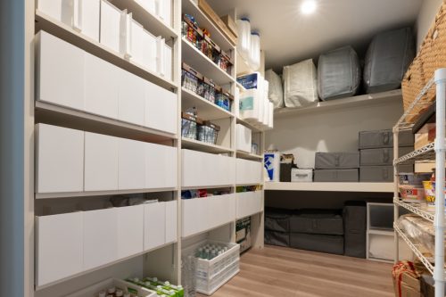 グレーと木目が調和する　平屋のガレージハウス