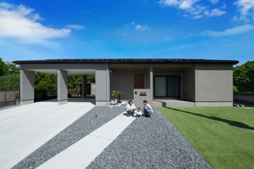 グレーと木目が調和する　平屋のガレージハウス