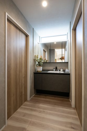 グレーと木目が調和する　平屋のガレージハウス