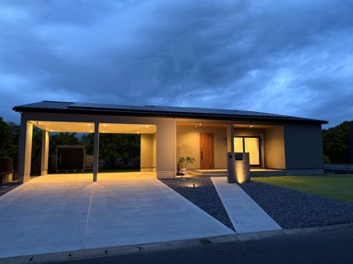 グレーと木目が調和する　平屋のガレージハウス