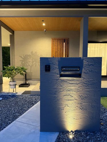 グレーと木目が調和する　平屋のガレージハウス