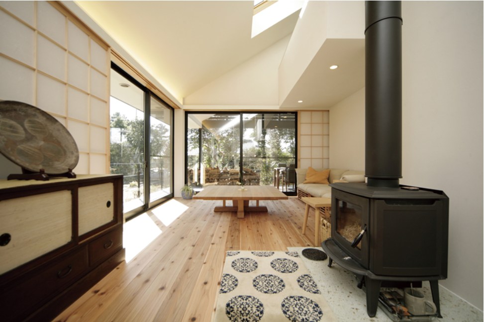 薪ストーブを楽しむ別荘
