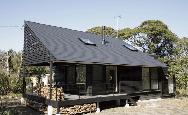 薪ストーブを楽しむ別荘