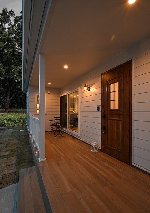 木目調のタイルデッキで自然感とお手入れしやすさを両立した施工事例