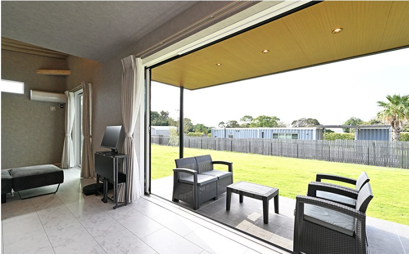 グレーを基調としたモダンなタイルデッキ