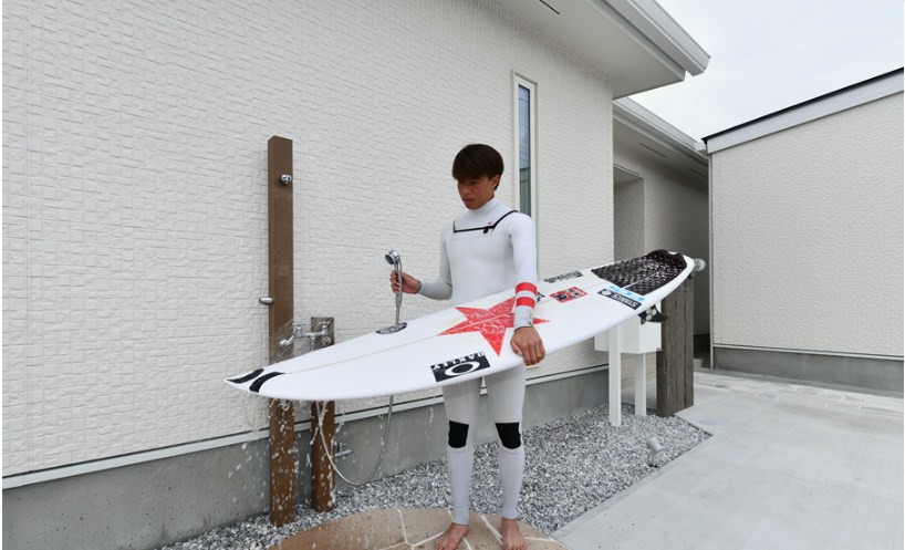 サーフボードのお手入れもできる万能なタイルデッキ