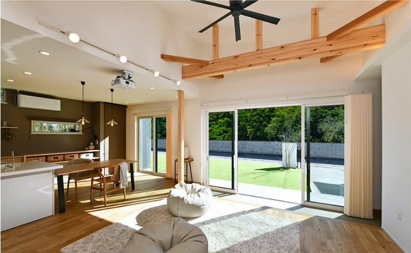 オフホワイトで生活感と明るさを意識したタイルデッキ