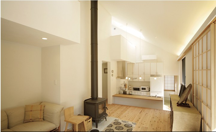 薪ストーブを楽しむ別荘