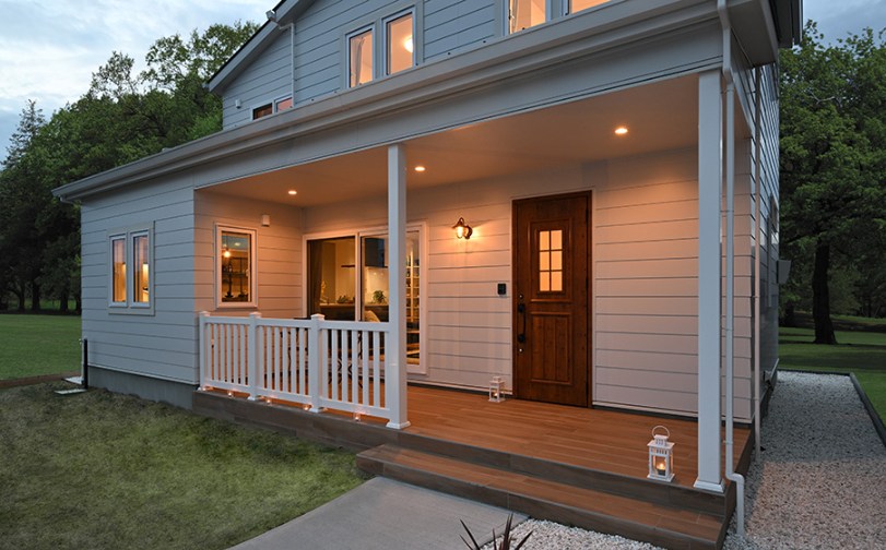 ウッドスタイルでアメリカンハウスとの調和を味わえるタイルデッキ