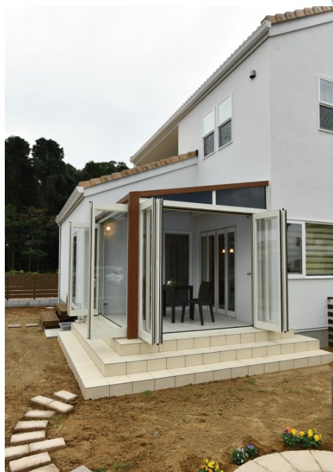 ペットとの生活を第一に考えた開閉式のタイルデッキ