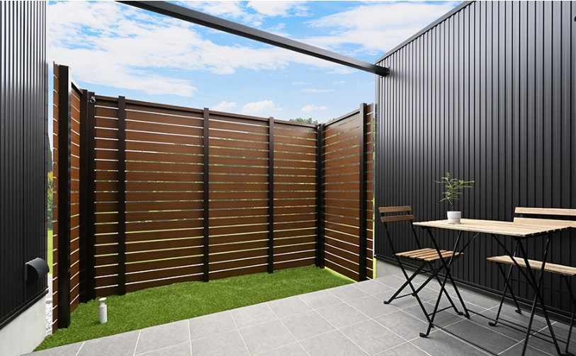 外部からの視線を気にせずのんびり過ごせるタイルデッキ