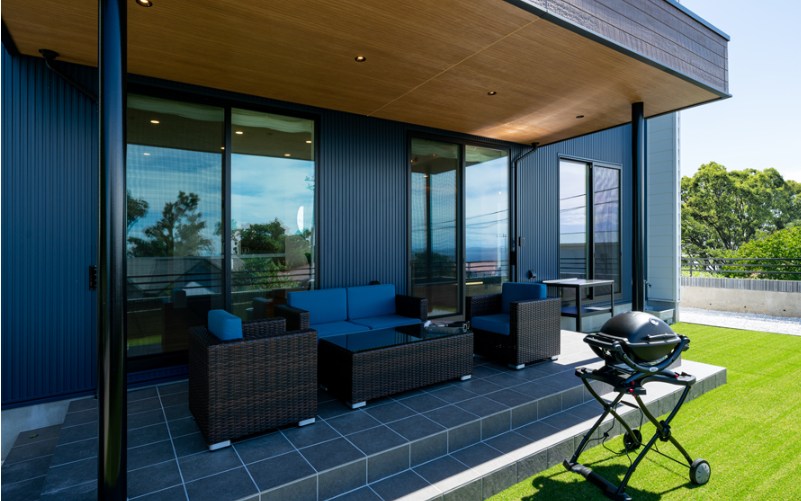 高台から景色を楽しめるラグジュアリーなタイルデッキ