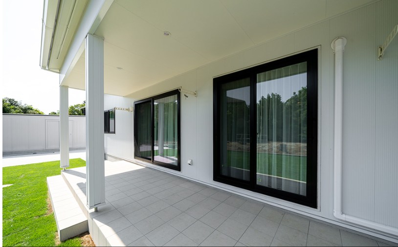 光と空間が一体となったスタイリッシュなタイルデッキ