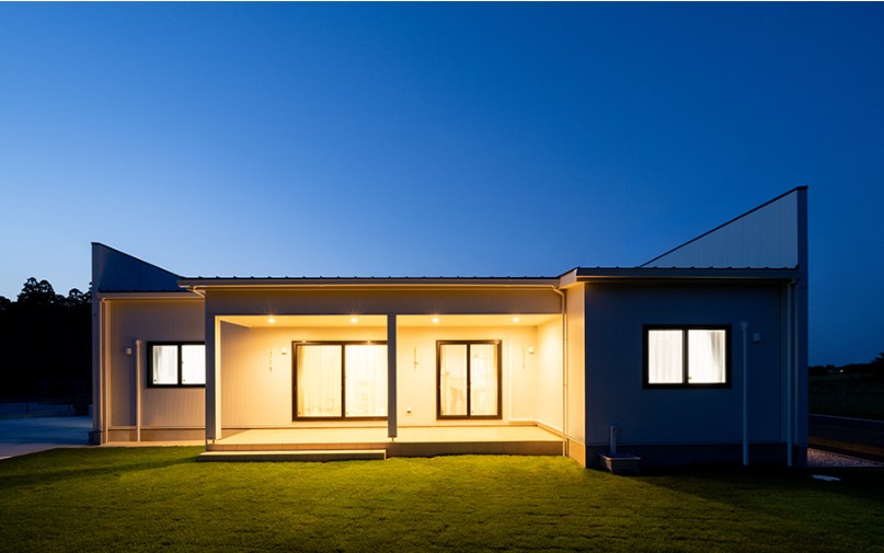 光と空間が一体となったスタイリッシュなタイルデッキ