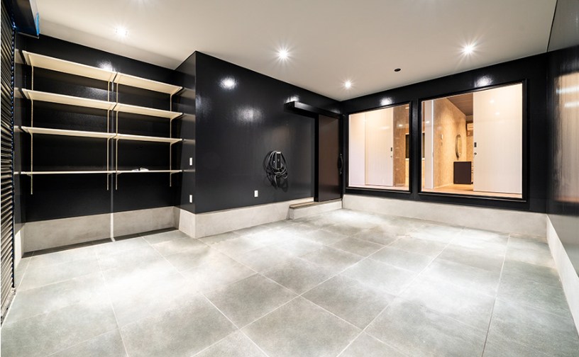 棚やコンセントなどを配置して利便性にこだわったガレージハウスの施工事例