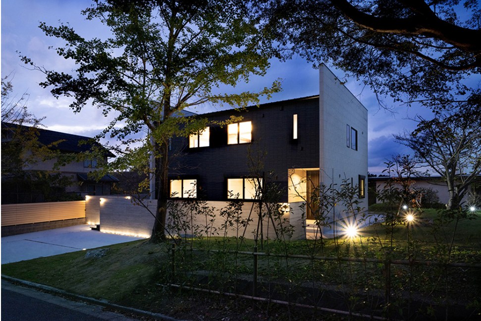 棚やコンセントなどを配置して利便性にこだわったガレージハウスの施工事例