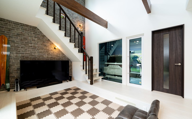 ダウンリビングを楽しめる開放的なガレージハウスの施工事例