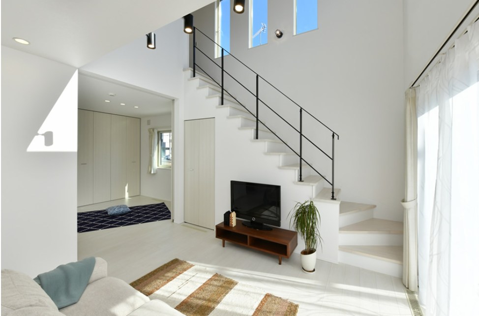 吹き抜けを設けて開放感を実現した規格住宅の施工事例