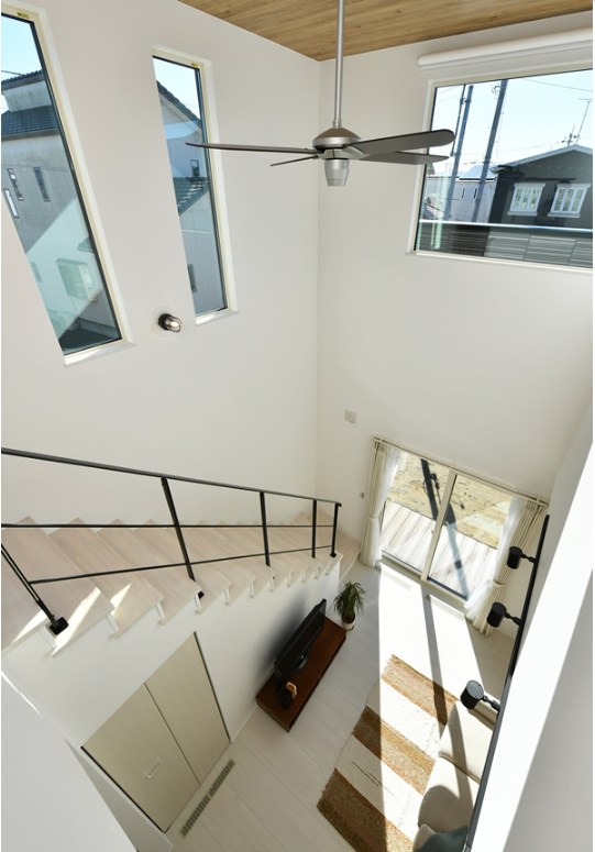 吹き抜けを設けて開放感を実現した規格住宅の施工事例