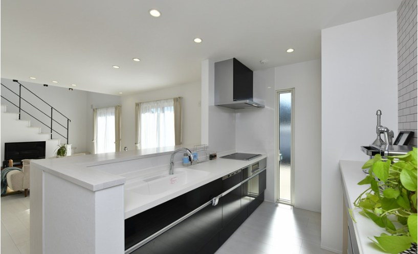 吹き抜けを設けて開放感を実現した規格住宅の施工事例