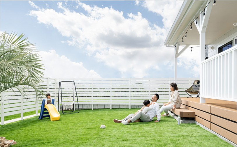 白い大屋根が特徴のアメリカンスタイル平屋の施工事例