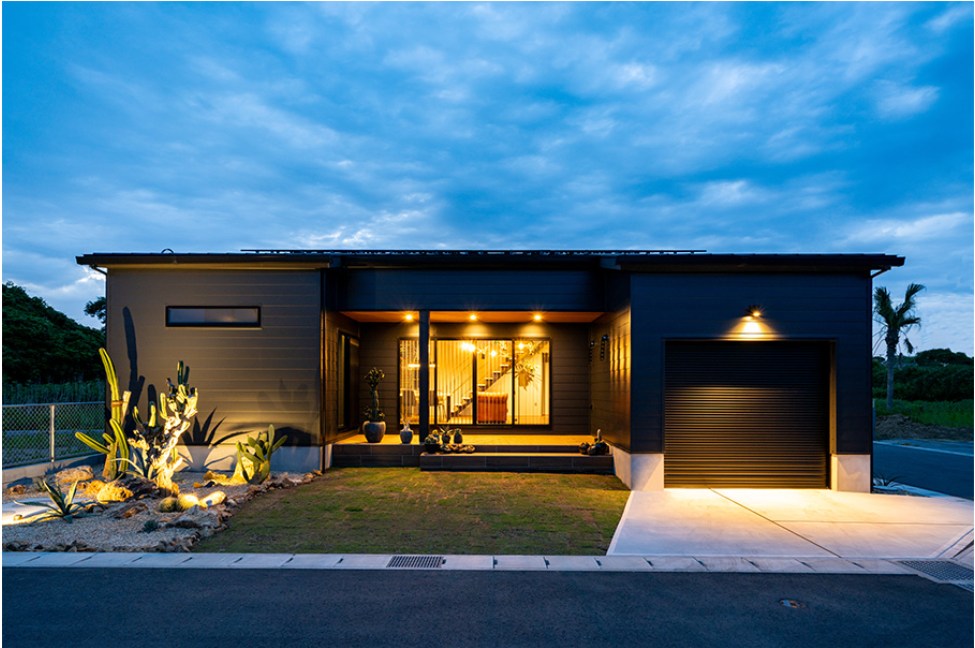 ドライガーデンが彩る平屋のガレージハウスの施工事例