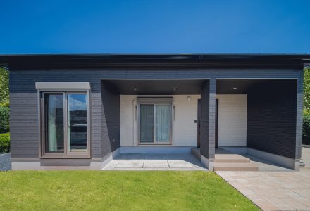 陽光を受ける片流れ屋根　シンプルスタイルの平屋