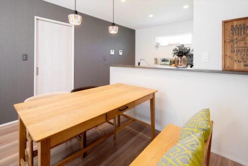 陽光を受ける片流れ屋根　シンプルスタイルの平屋