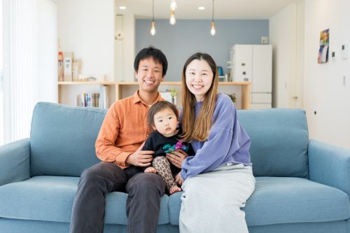 ペールブルーが映える西海岸テイストの平屋