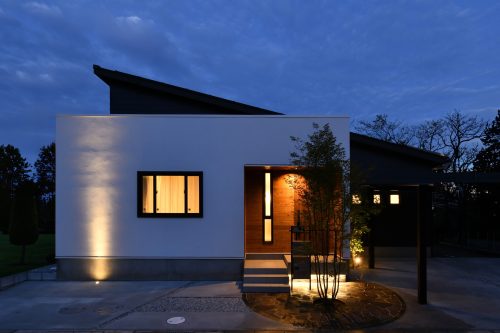 太陽光発電と床下冷暖房でかしこく暮らす平屋