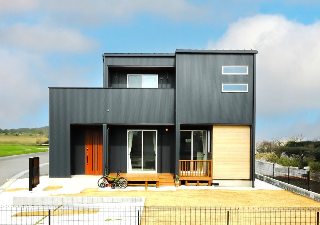 黒と木目のバランスが美しいひろびろウッドデッキのある家