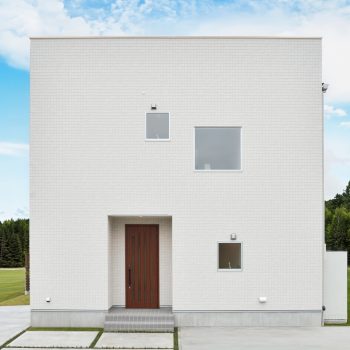 ひろびろウッドデッキのあるシンプルデザインの家