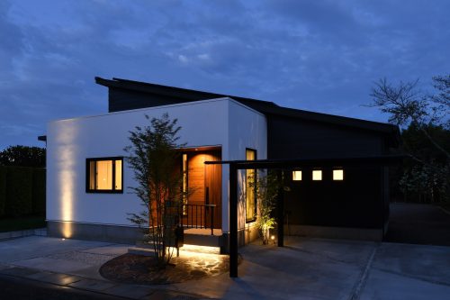 太陽光発電と床下冷暖房でかしこく暮らす平屋