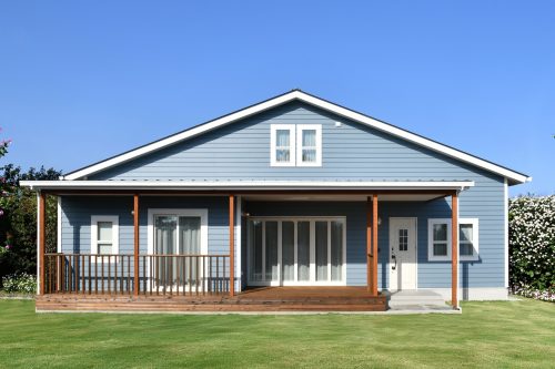 大屋根が美しい ペールブルーのアメリカンハウス